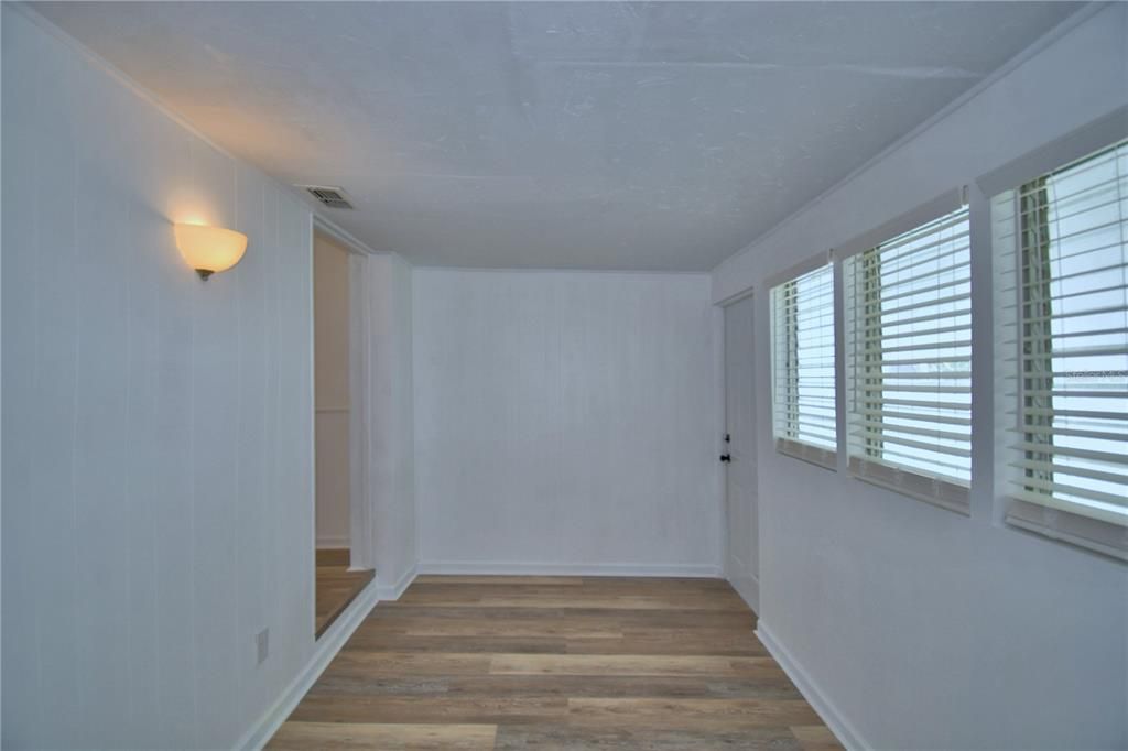 Active With Contract: $165,000 (2 beds, 1 baths, 748 Square Feet)