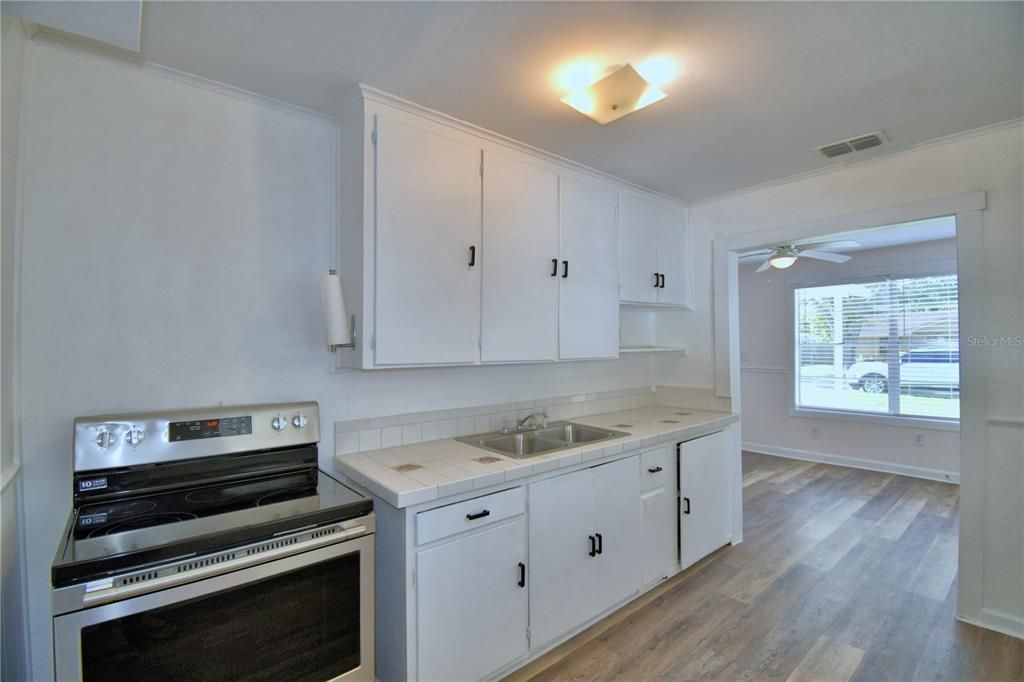Active With Contract: $165,000 (2 beds, 1 baths, 748 Square Feet)
