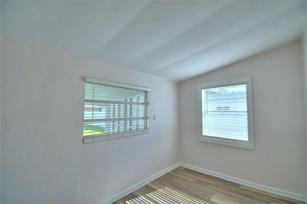 Active With Contract: $165,000 (2 beds, 1 baths, 748 Square Feet)