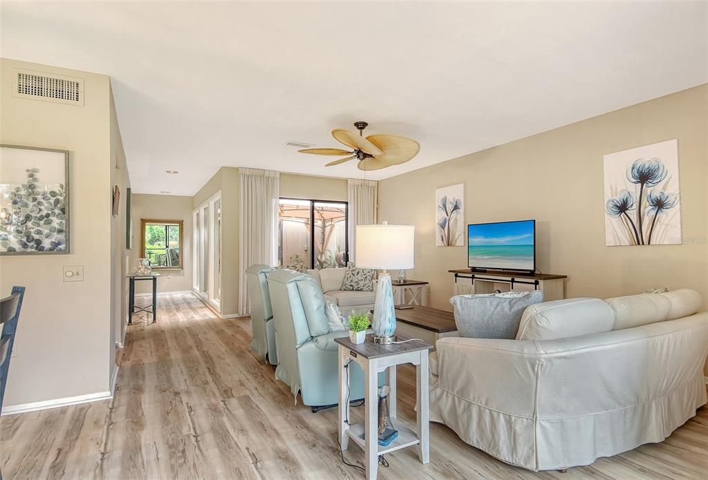 Active With Contract: $239,000 (2 beds, 2 baths, 1316 Square Feet)