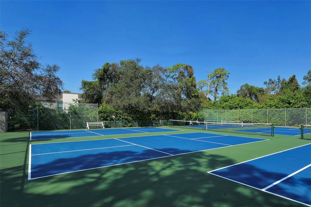 Active With Contract: $239,000 (2 beds, 2 baths, 1316 Square Feet)