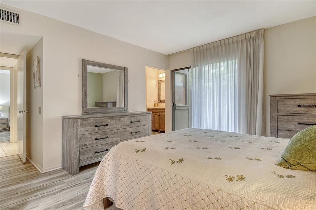 Active With Contract: $239,000 (2 beds, 2 baths, 1316 Square Feet)