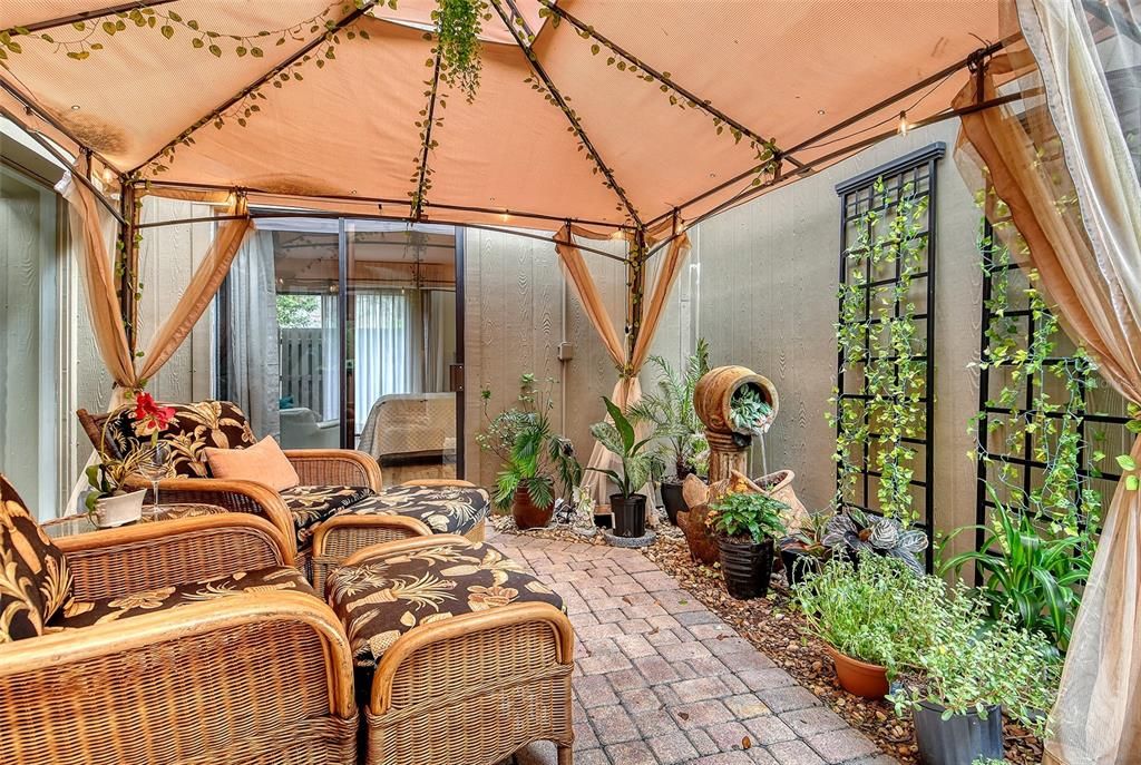 Active With Contract: $239,000 (2 beds, 2 baths, 1316 Square Feet)