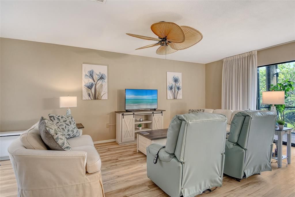 Active With Contract: $239,000 (2 beds, 2 baths, 1316 Square Feet)