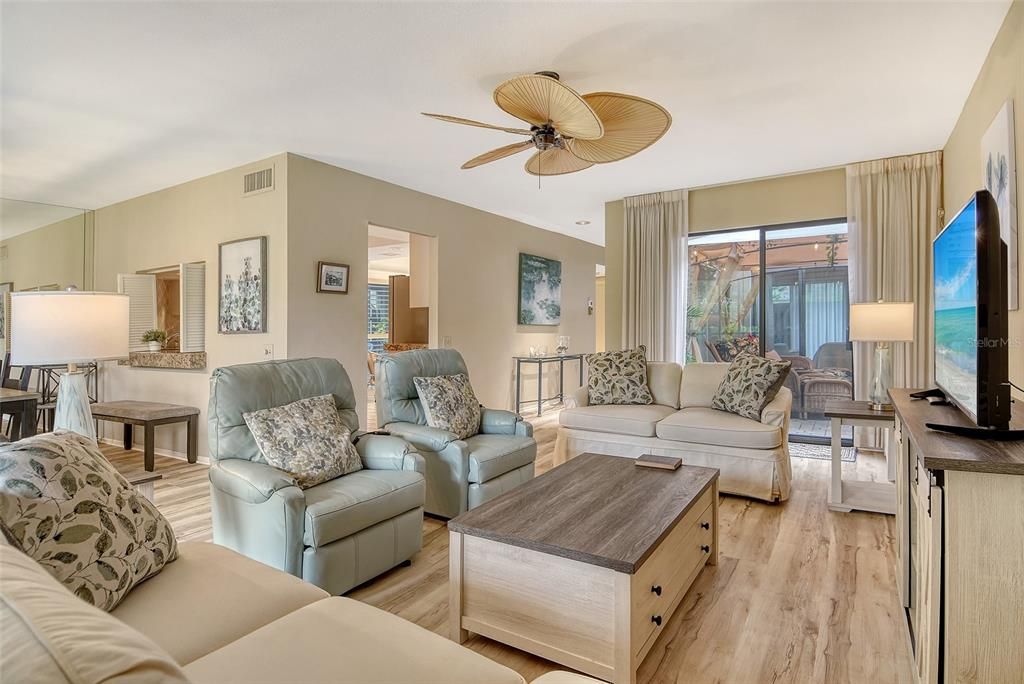 Active With Contract: $239,000 (2 beds, 2 baths, 1316 Square Feet)