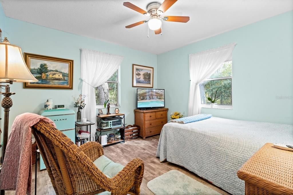 合同活跃: $389,000 (3 贝兹, 2 浴室, 1500 平方英尺)