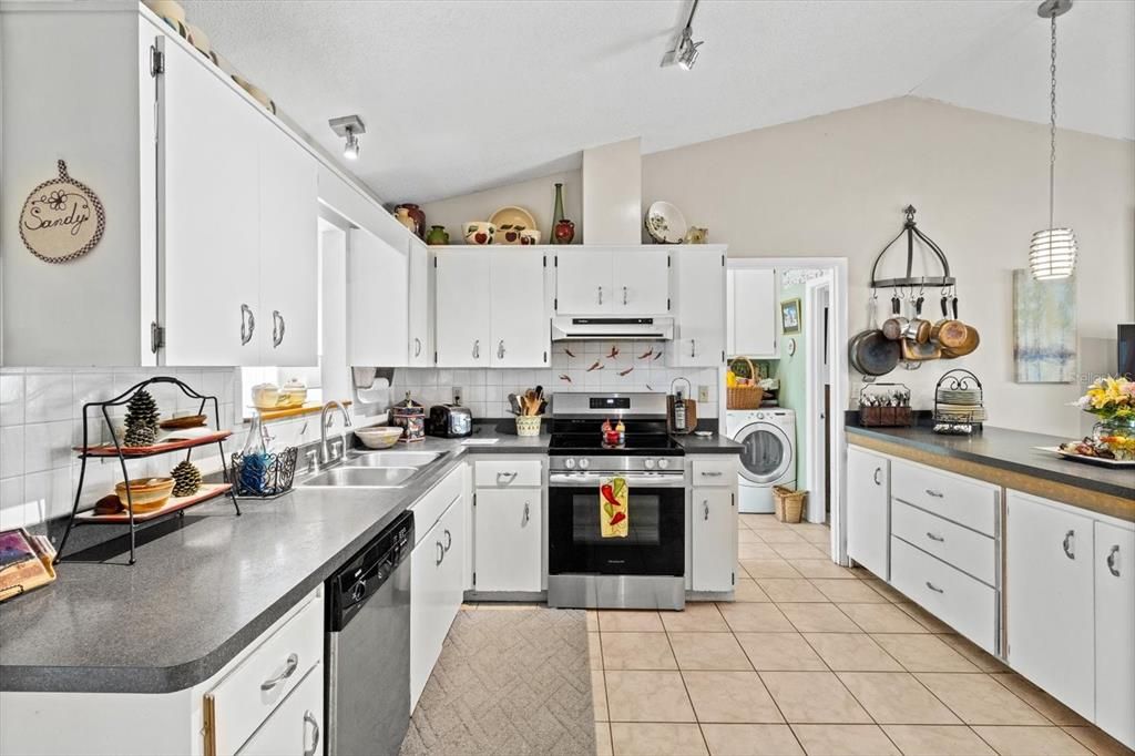 合同活跃: $389,000 (3 贝兹, 2 浴室, 1500 平方英尺)