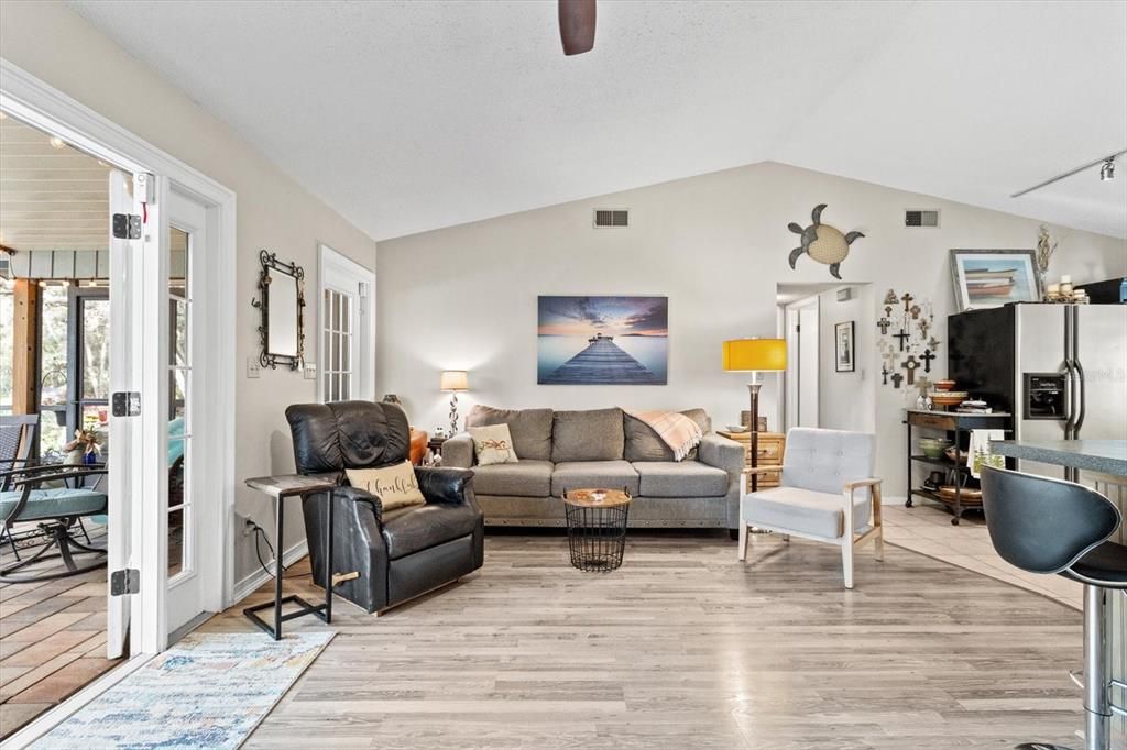 合同活跃: $389,000 (3 贝兹, 2 浴室, 1500 平方英尺)