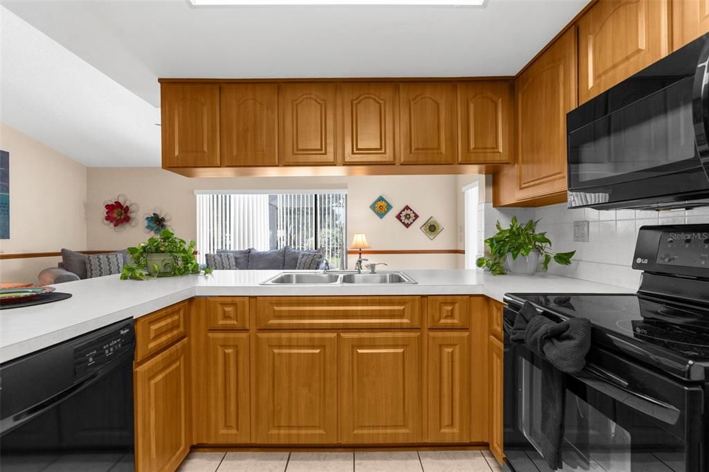 Active With Contract: $357,000 (3 beds, 2 baths, 1948 Square Feet)