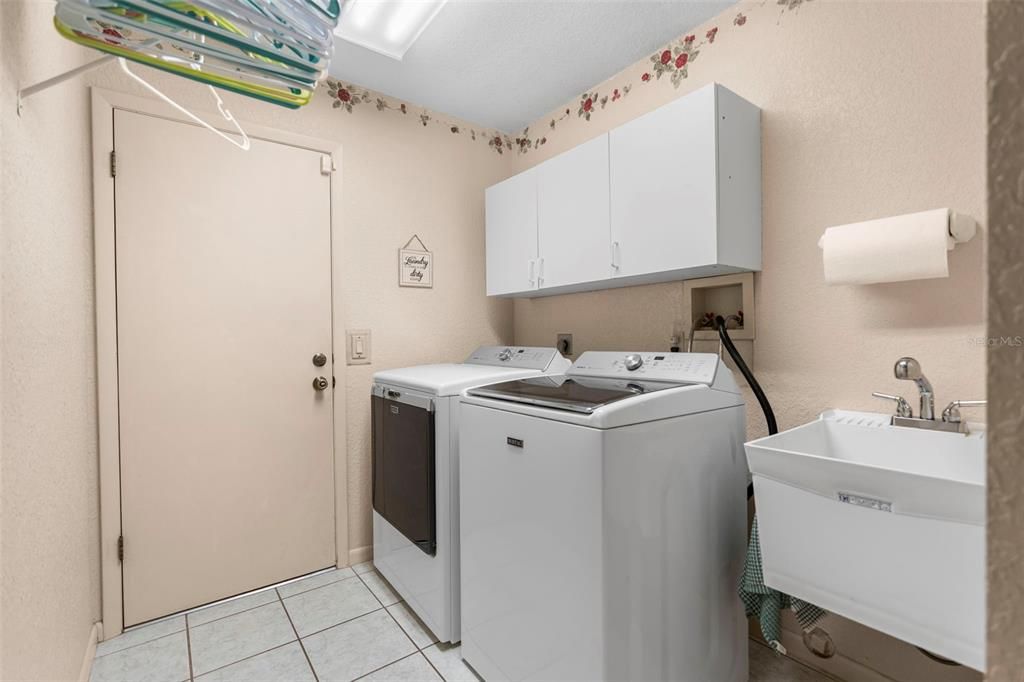 Active With Contract: $357,000 (3 beds, 2 baths, 1948 Square Feet)