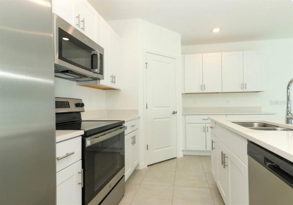 For Sale: $420,000 (5 beds, 3 baths, 2516 Square Feet)