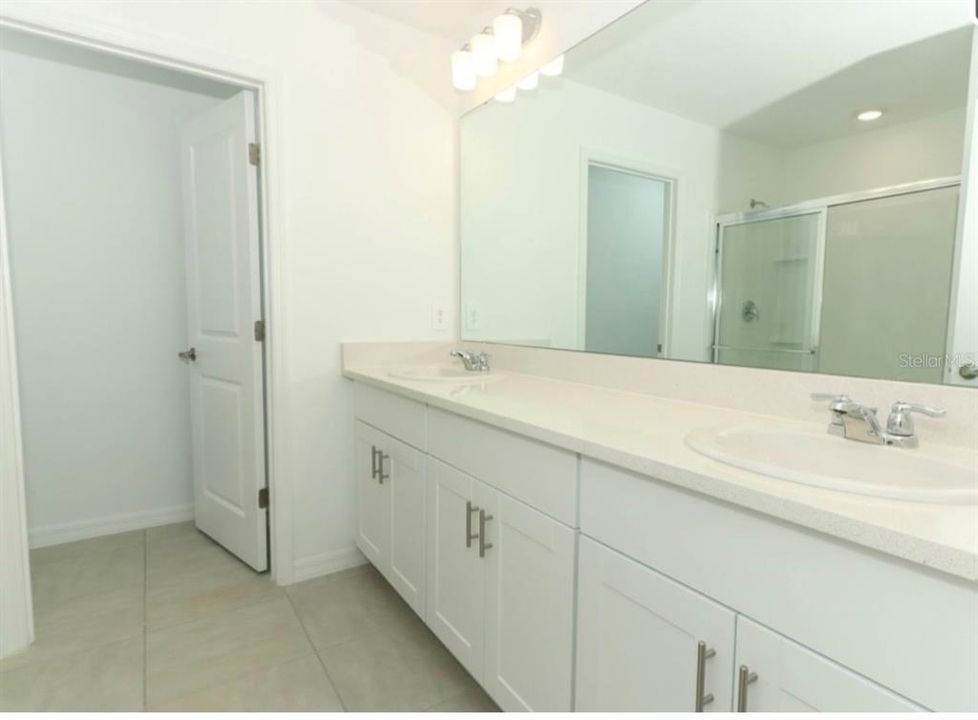 For Sale: $420,000 (5 beds, 3 baths, 2516 Square Feet)