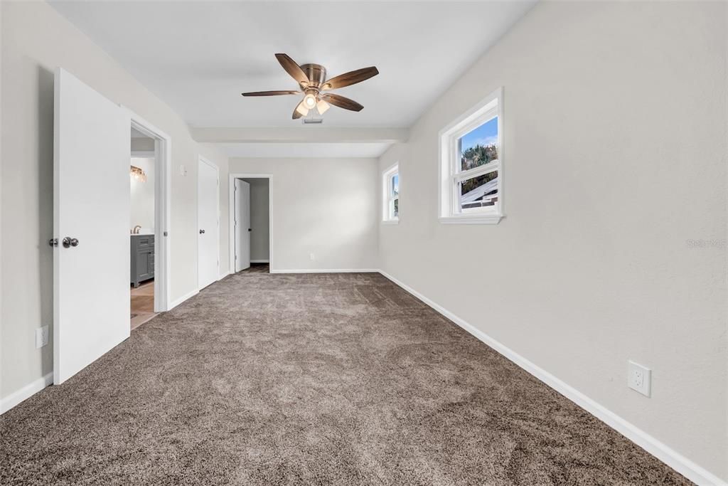 出租: $1,950 (1 贝兹, 1 浴室, 996 平方英尺)