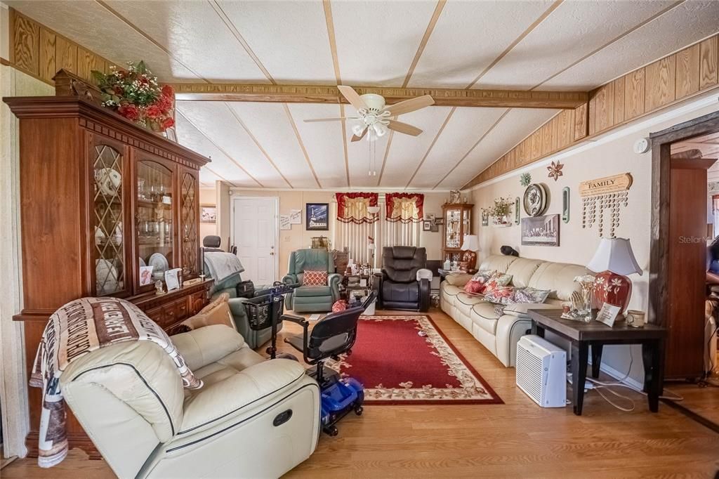 For Sale: $194,500 (3 beds, 2 baths, 1200 Square Feet)