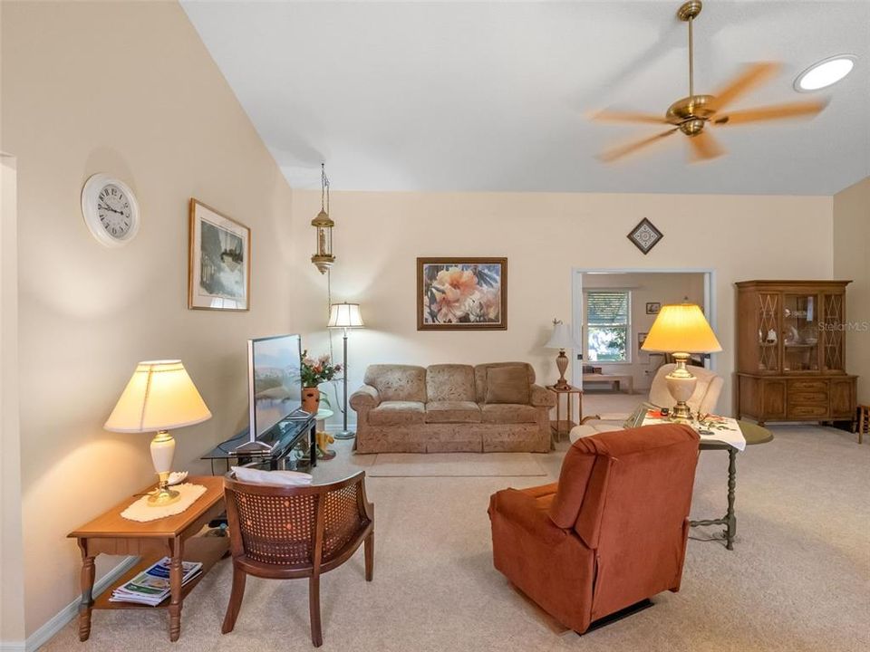 合同活跃: $274,900 (3 贝兹, 2 浴室, 1890 平方英尺)