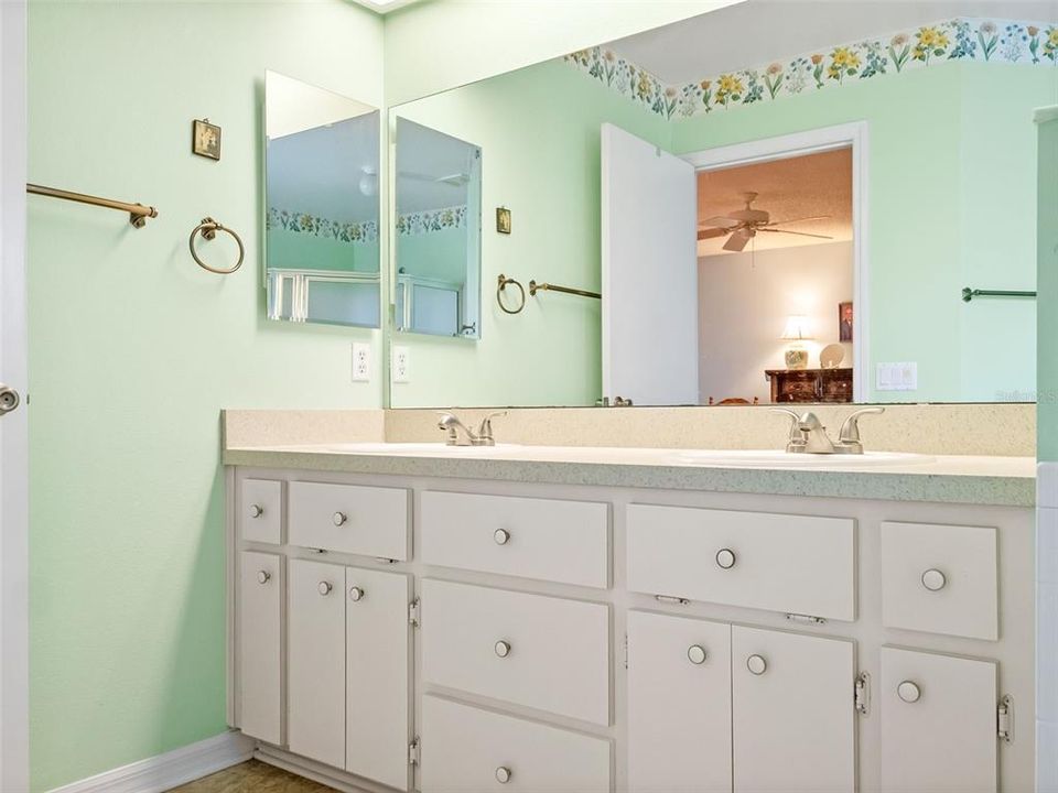 合同活跃: $274,900 (3 贝兹, 2 浴室, 1890 平方英尺)