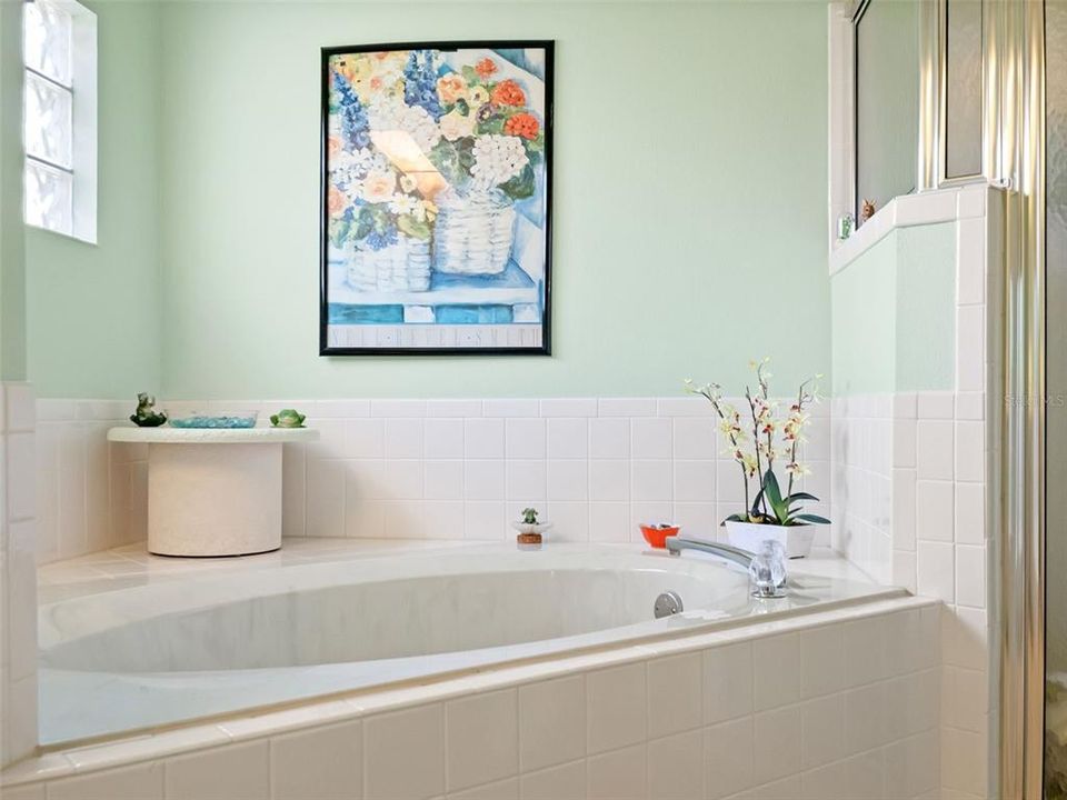 合同活跃: $274,900 (3 贝兹, 2 浴室, 1890 平方英尺)