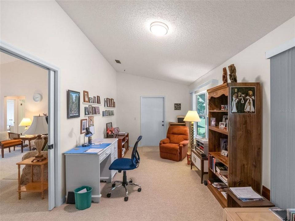 合同活跃: $274,900 (3 贝兹, 2 浴室, 1890 平方英尺)