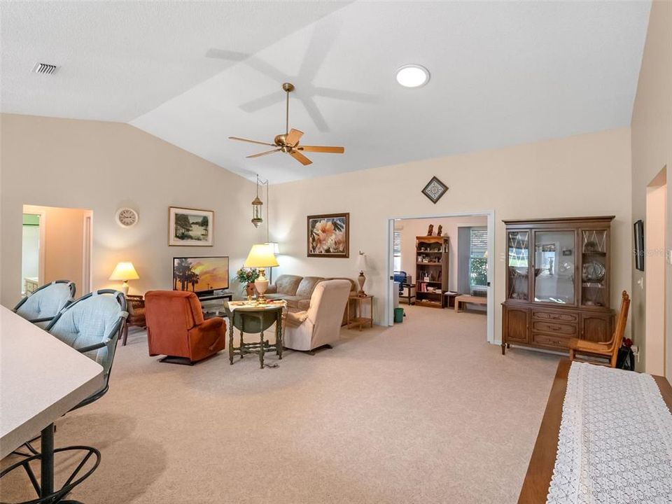 合同活跃: $274,900 (3 贝兹, 2 浴室, 1890 平方英尺)