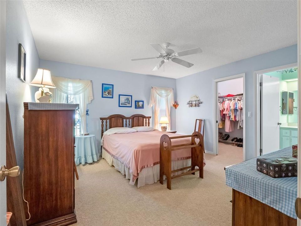 合同活跃: $274,900 (3 贝兹, 2 浴室, 1890 平方英尺)