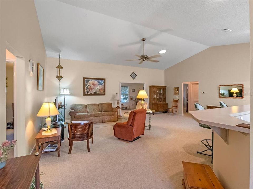 合同活跃: $274,900 (3 贝兹, 2 浴室, 1890 平方英尺)