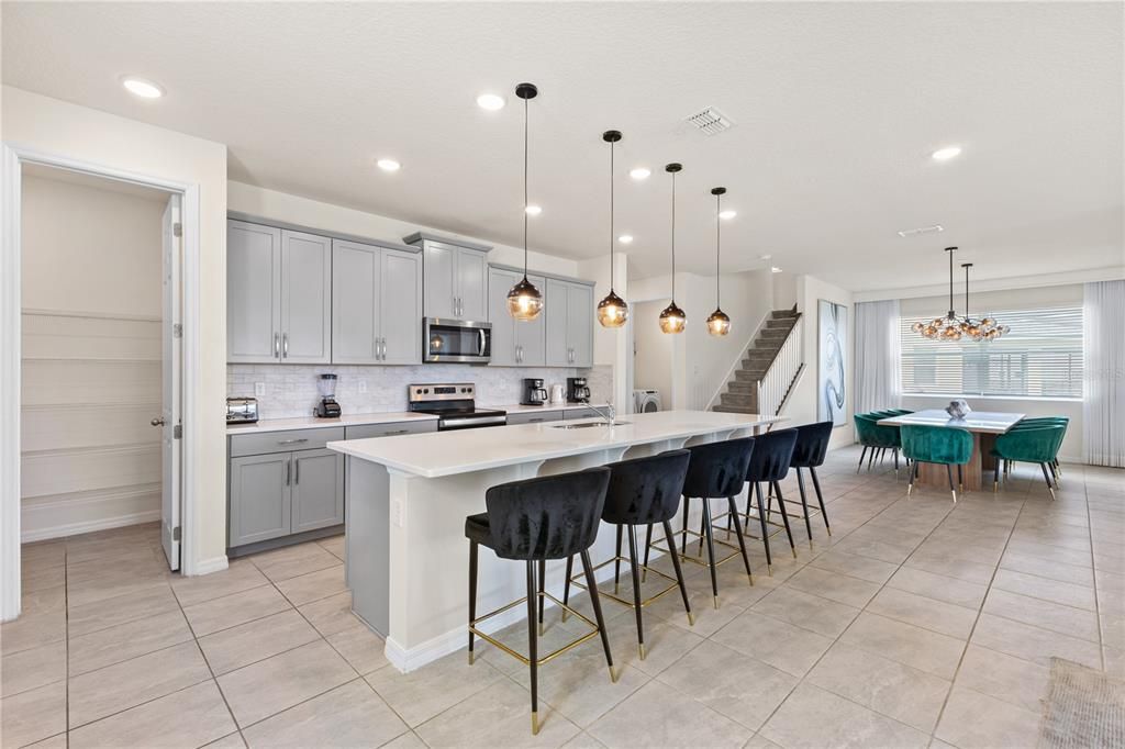 待售: $980,000 (9 贝兹, 6 浴室, 4363 平方英尺)