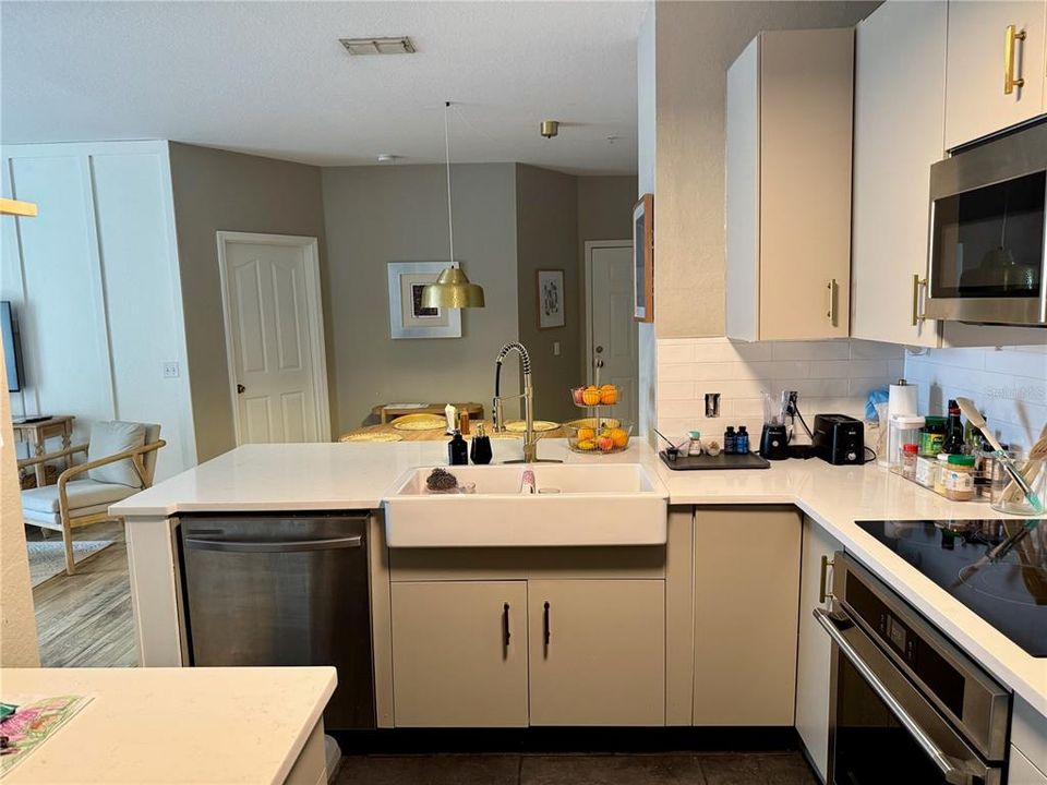 Activo con contrato: $1,895 (4 camas, 2 baños, 1313 Pies cuadrados)