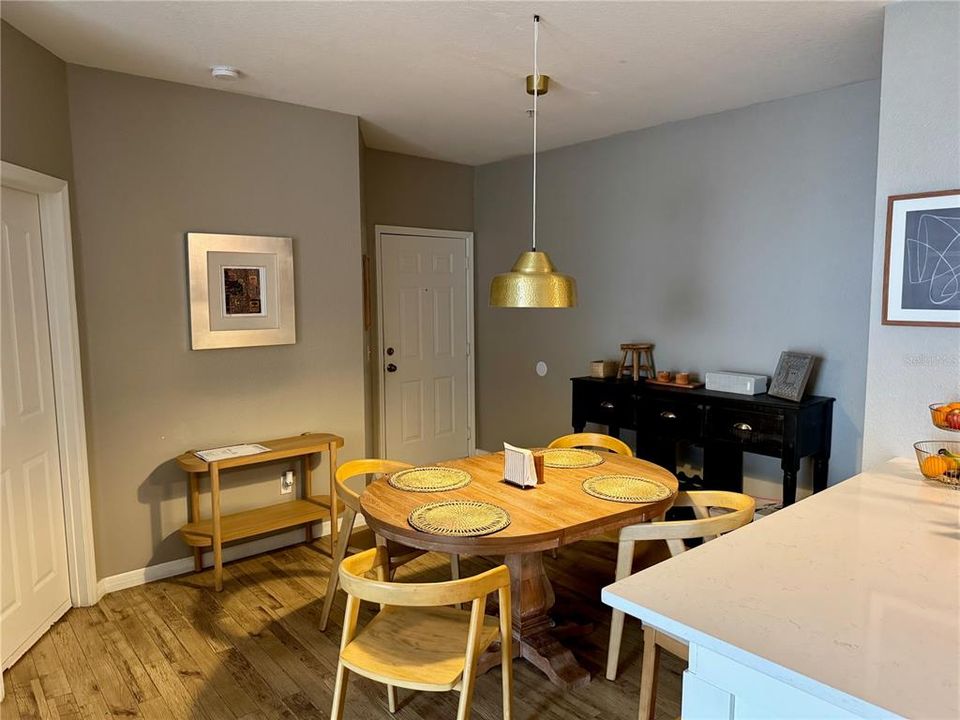 Activo con contrato: $1,895 (4 camas, 2 baños, 1313 Pies cuadrados)