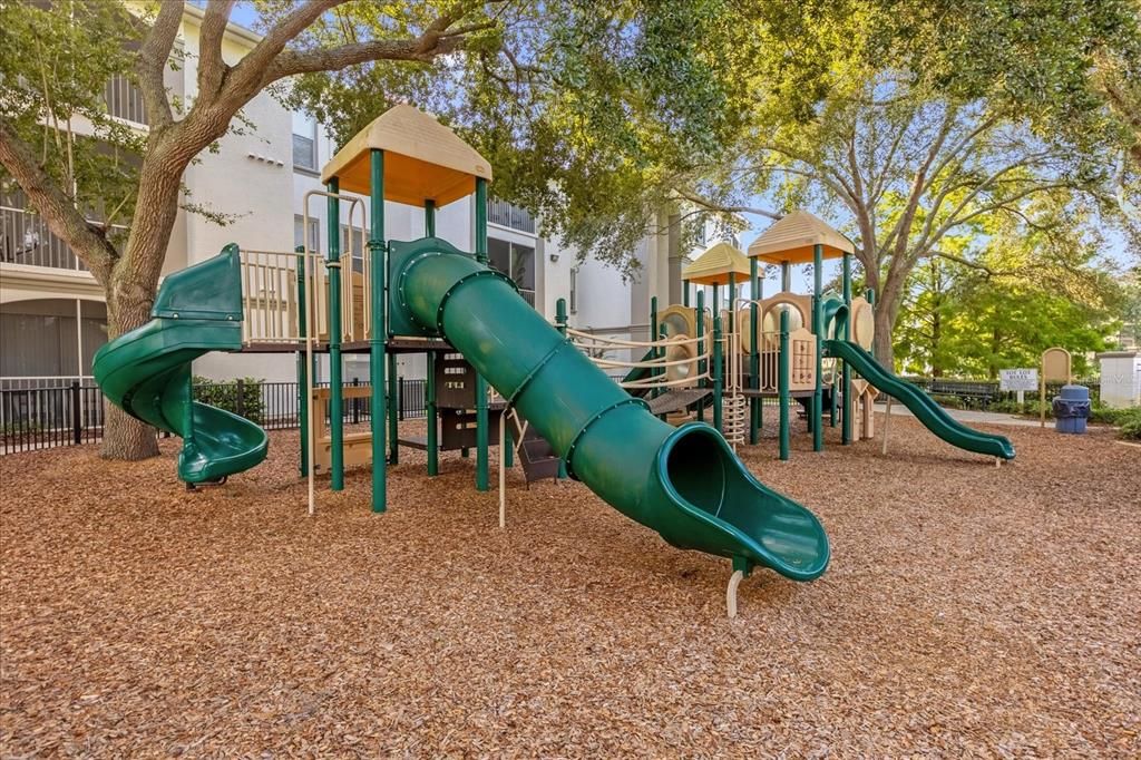 Activo con contrato: $1,895 (4 camas, 2 baños, 1313 Pies cuadrados)