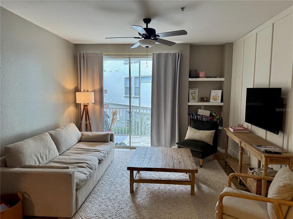 Activo con contrato: $1,895 (4 camas, 2 baños, 1313 Pies cuadrados)