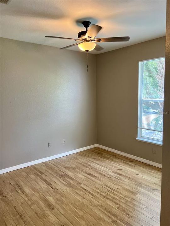 Activo con contrato: $1,895 (4 camas, 2 baños, 1313 Pies cuadrados)