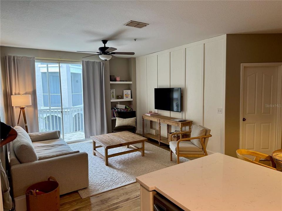 Activo con contrato: $1,895 (4 camas, 2 baños, 1313 Pies cuadrados)