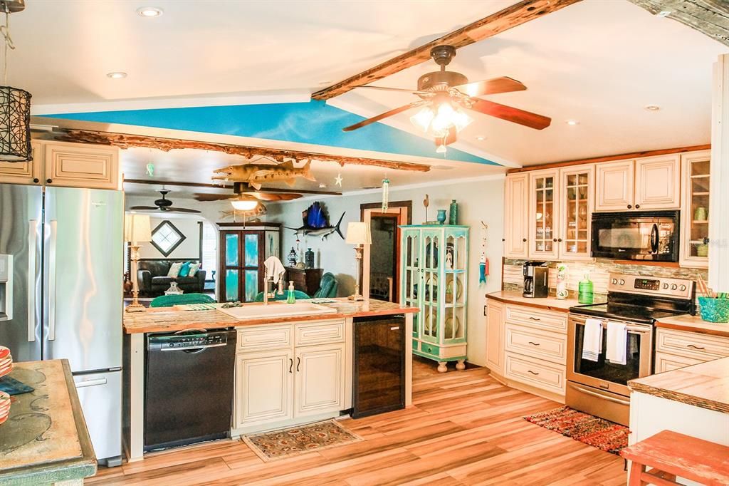 For Sale: $385,000 (2 beds, 2 baths, 1392 Square Feet)