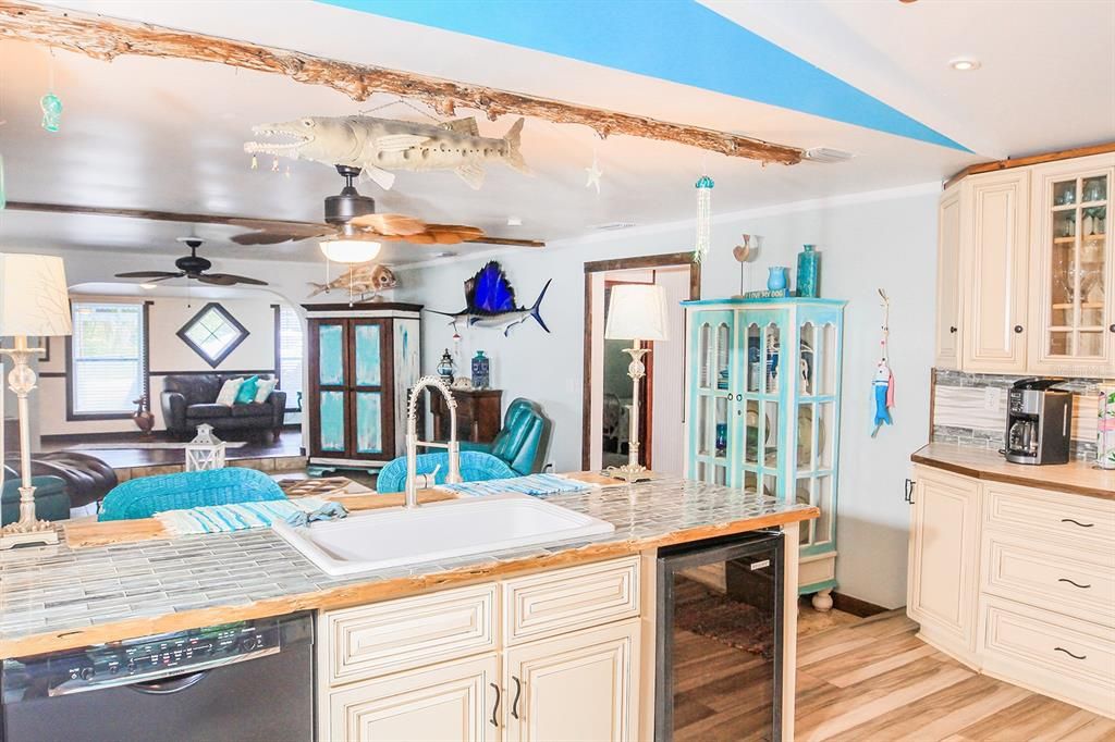 For Sale: $385,000 (2 beds, 2 baths, 1392 Square Feet)