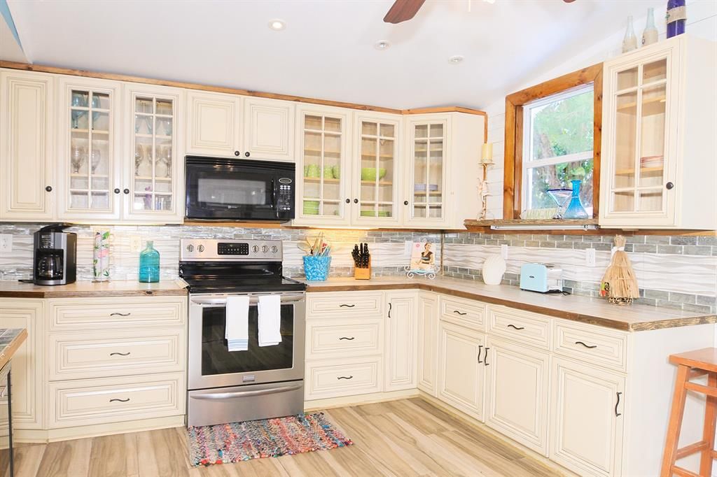 For Sale: $385,000 (2 beds, 2 baths, 1392 Square Feet)