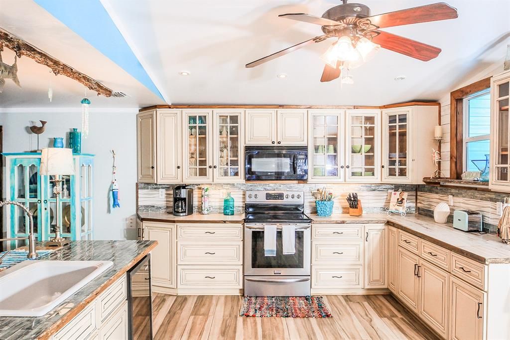 For Sale: $385,000 (2 beds, 2 baths, 1392 Square Feet)