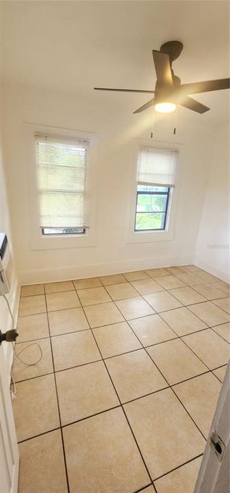 For Rent: $1,000 (1 beds, 1 baths, 1052 Square Feet)