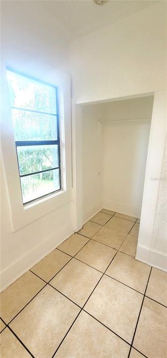 For Rent: $1,000 (1 beds, 1 baths, 1052 Square Feet)