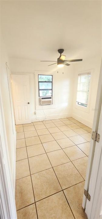 For Rent: $1,000 (1 beds, 1 baths, 1052 Square Feet)