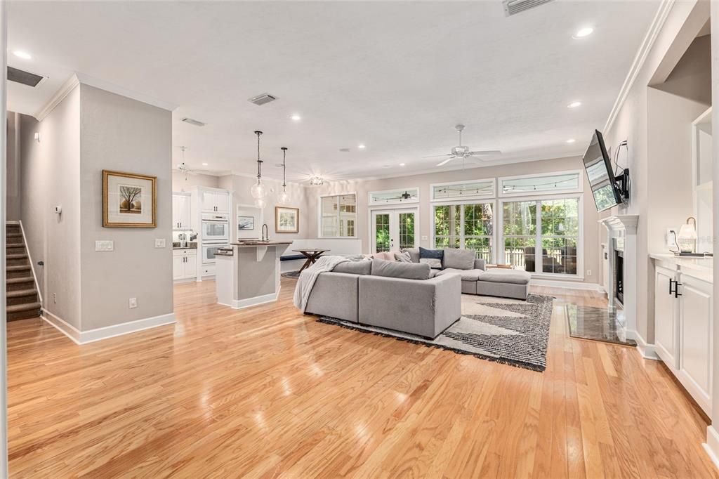 Под контрактом: $774,900 (5 спален, 4 ванн, 3010 Квадратных фут)