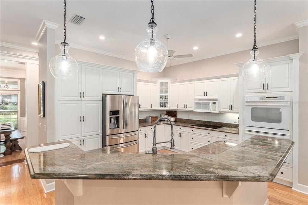 Под контрактом: $774,900 (5 спален, 4 ванн, 3010 Квадратных фут)