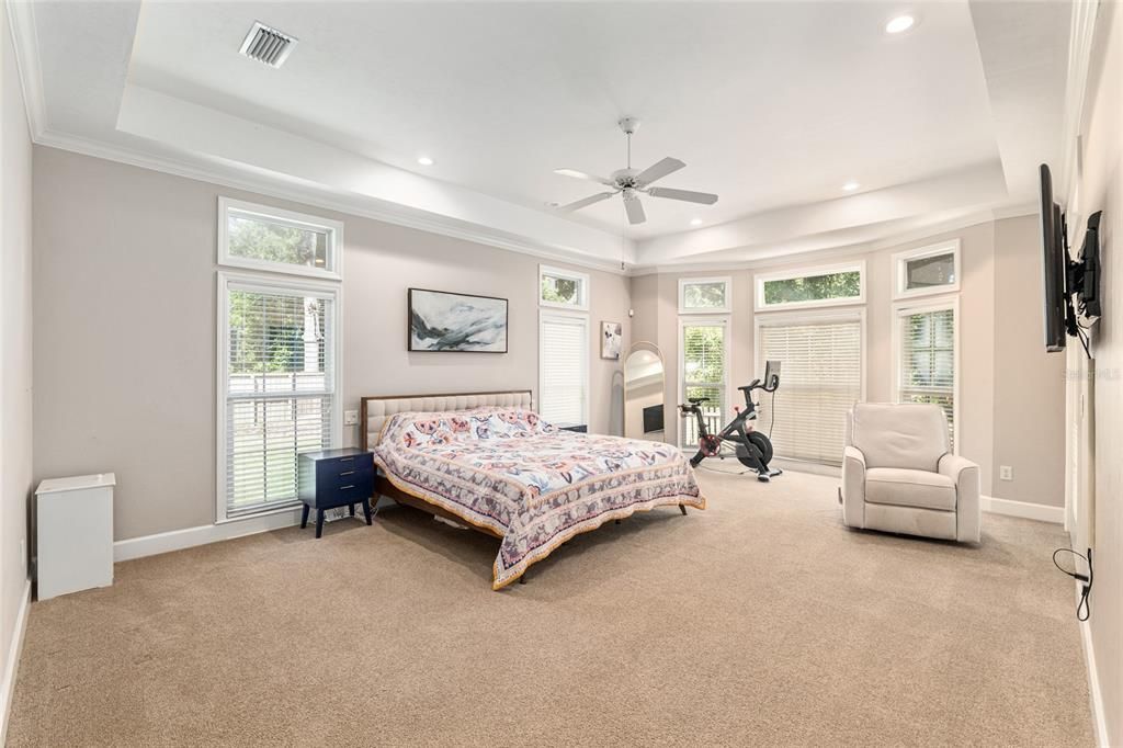 Под контрактом: $774,900 (5 спален, 4 ванн, 3010 Квадратных фут)