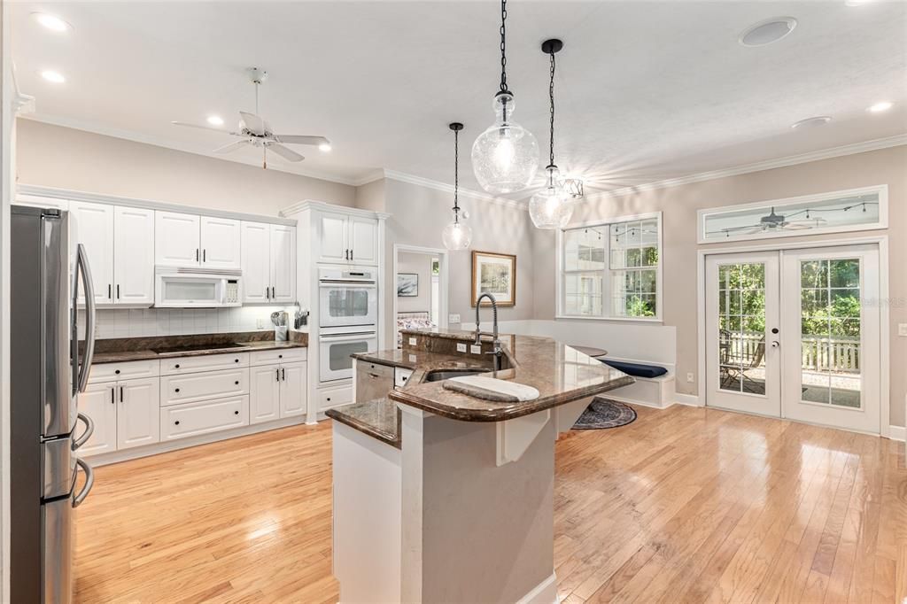 Под контрактом: $774,900 (5 спален, 4 ванн, 3010 Квадратных фут)