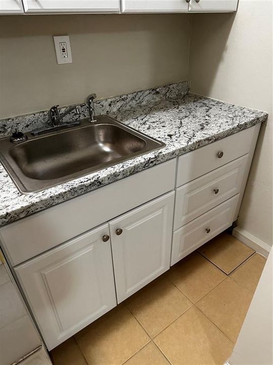 Под контрактом: $1,050 (0 спален, 1 ванн, 400 Квадратных фут)