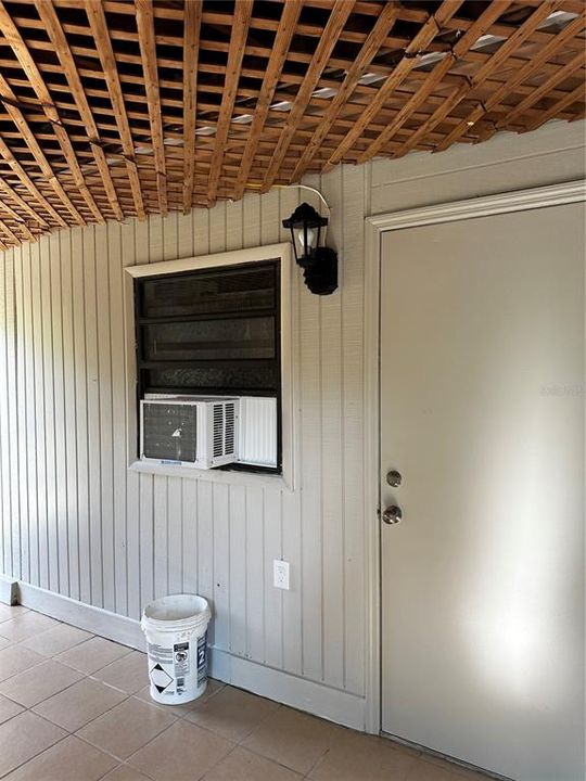 Под контрактом: $1,050 (0 спален, 1 ванн, 400 Квадратных фут)