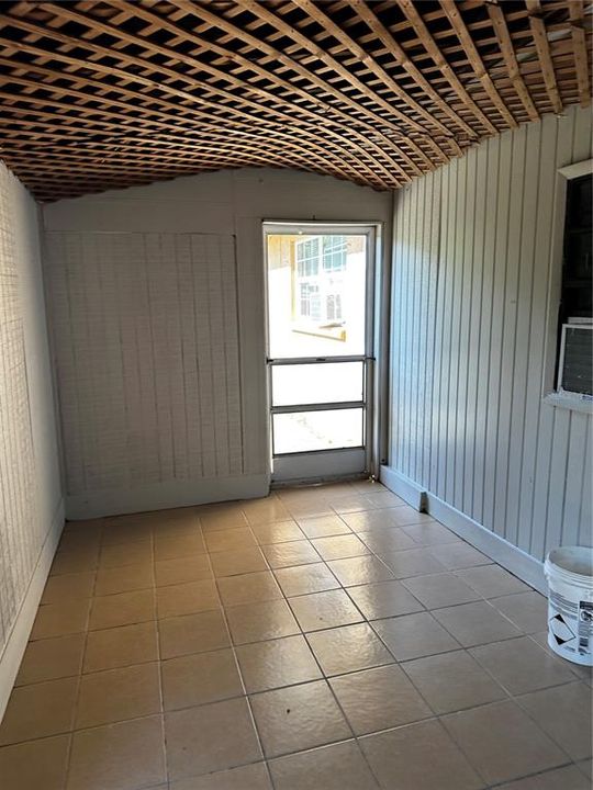 Под контрактом: $1,050 (0 спален, 1 ванн, 400 Квадратных фут)