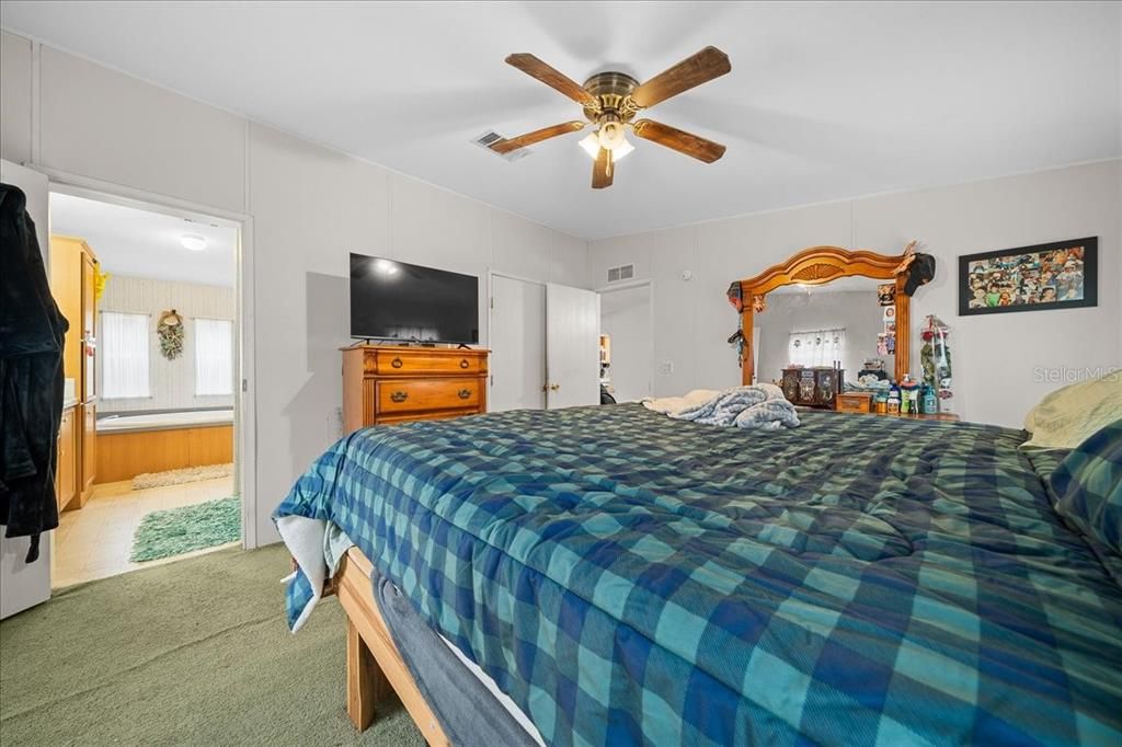 For Sale: $240,000 (3 beds, 2 baths, 1910 Square Feet)