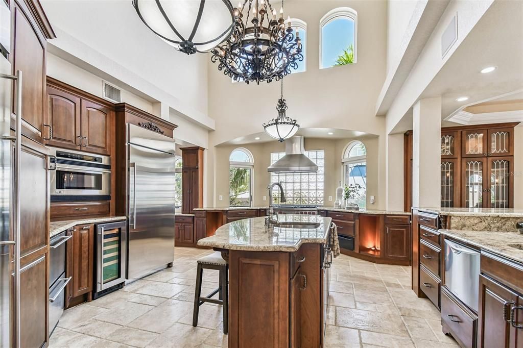 合同活跃: $6,995,000 (5 贝兹, 5 浴室, 6071 平方英尺)