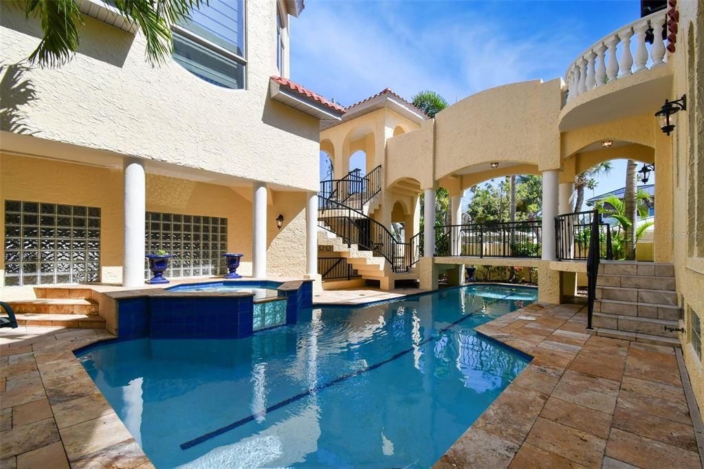 合同活跃: $6,995,000 (5 贝兹, 5 浴室, 6071 平方英尺)