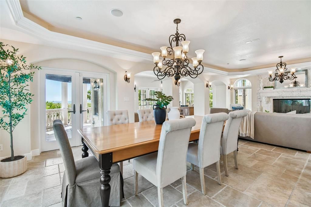 合同活跃: $6,995,000 (5 贝兹, 5 浴室, 6071 平方英尺)